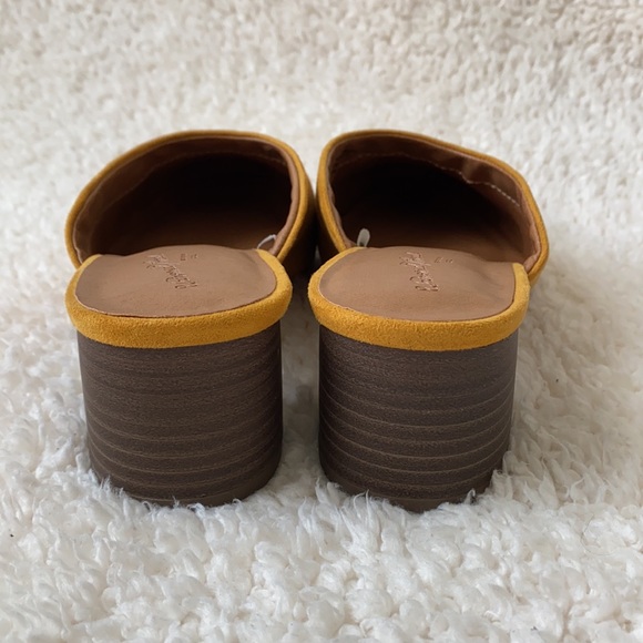 *NWOT* Universal Thread Mustard Yellow Mule Sandals - Picture 9 of 12